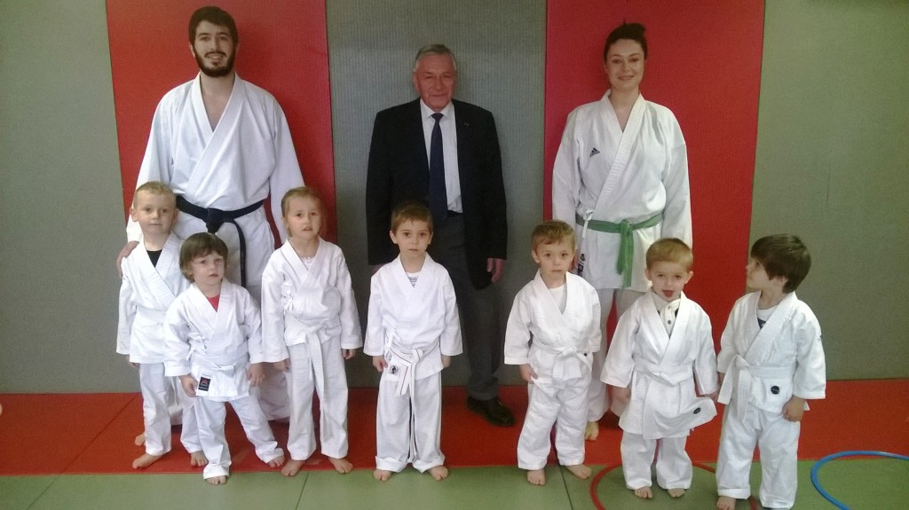 gerard joulin rend visite au karate club seinomarin